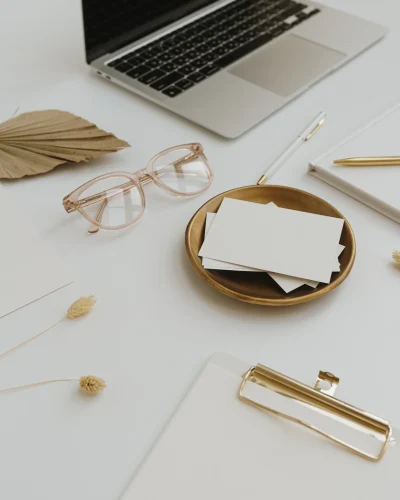 obszar-roboczy-biurka-domowego-z-laptopem